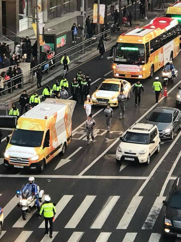 冬季奧運聖火隊伍經過首爾車站,大批警力維護。 冬季奧運聖火隊伍經過首爾車站,大批警力維護。