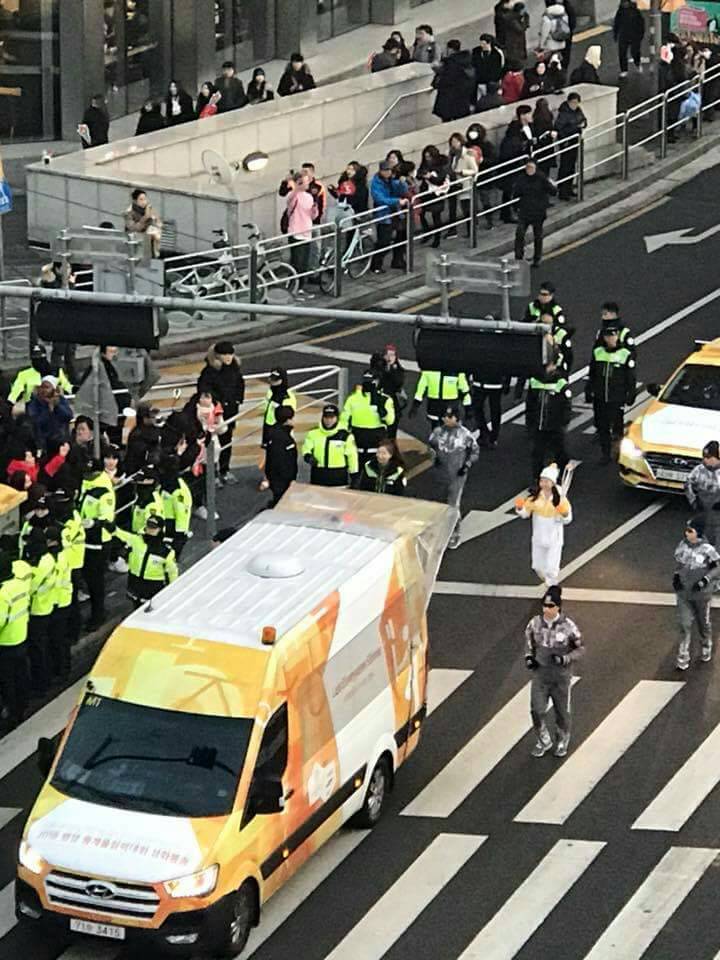 冬季奧運聖火隊伍經過首爾車站,大批警力維護。 冬季奧運聖火隊伍經過首爾車站,大批警力維護。