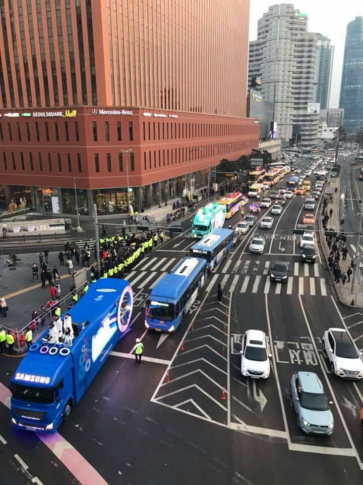 冬季奧運聖火隊伍經過首爾車站,大批警力維護。 冬季奧運聖火隊伍經過首爾車站,大批警力維護。