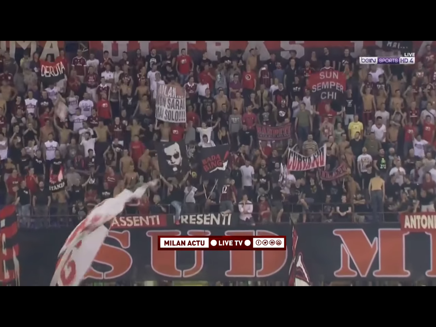 AC米蘭的傳統隊服是紅黑相間的間條衫,所以常被暱稱為「Rossoneri」(義大利語,意為「紅黑軍團」)。 AC米蘭的傳統隊服是紅黑相間的間條衫,所以常被暱稱為「Rossoneri」(義大利語,意為「紅黑軍團」)。