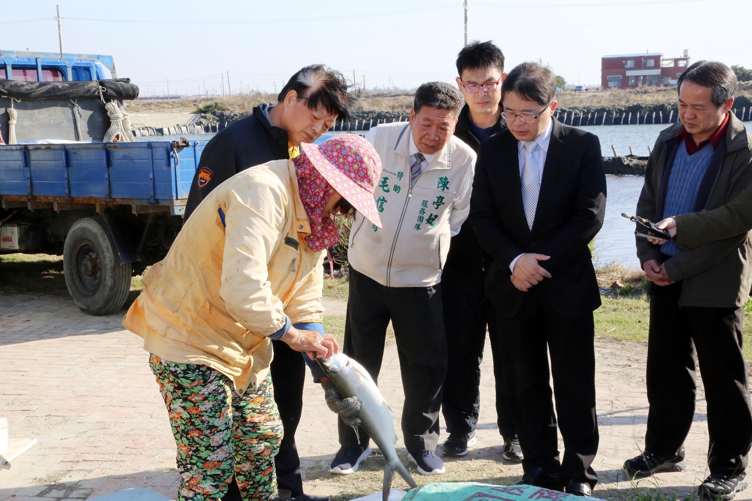 近日受到10度以下低溫影響,七股、北門一帶養殖漁業陸續傳出災情,台南市長李孟諺前往勘查受寒害魚塭。 近日受到10度以下低溫影響,七股、北門一帶養殖漁業陸續傳出災情,台南市長李孟諺前往勘查受寒害魚塭。