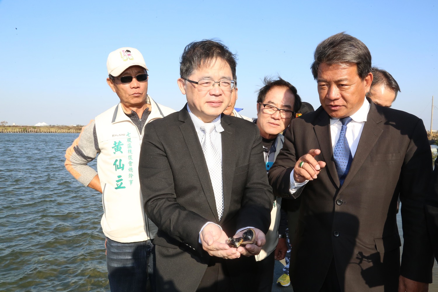 近日受到10度以下低溫影響,七股、北門一帶養殖漁業陸續傳出災情,台南市長李孟諺前往勘查受寒害魚塭。 近日受到10度以下低溫影響,七股、北門一帶養殖漁業陸續傳出災情,台南市長李孟諺前往勘查受寒害魚塭。