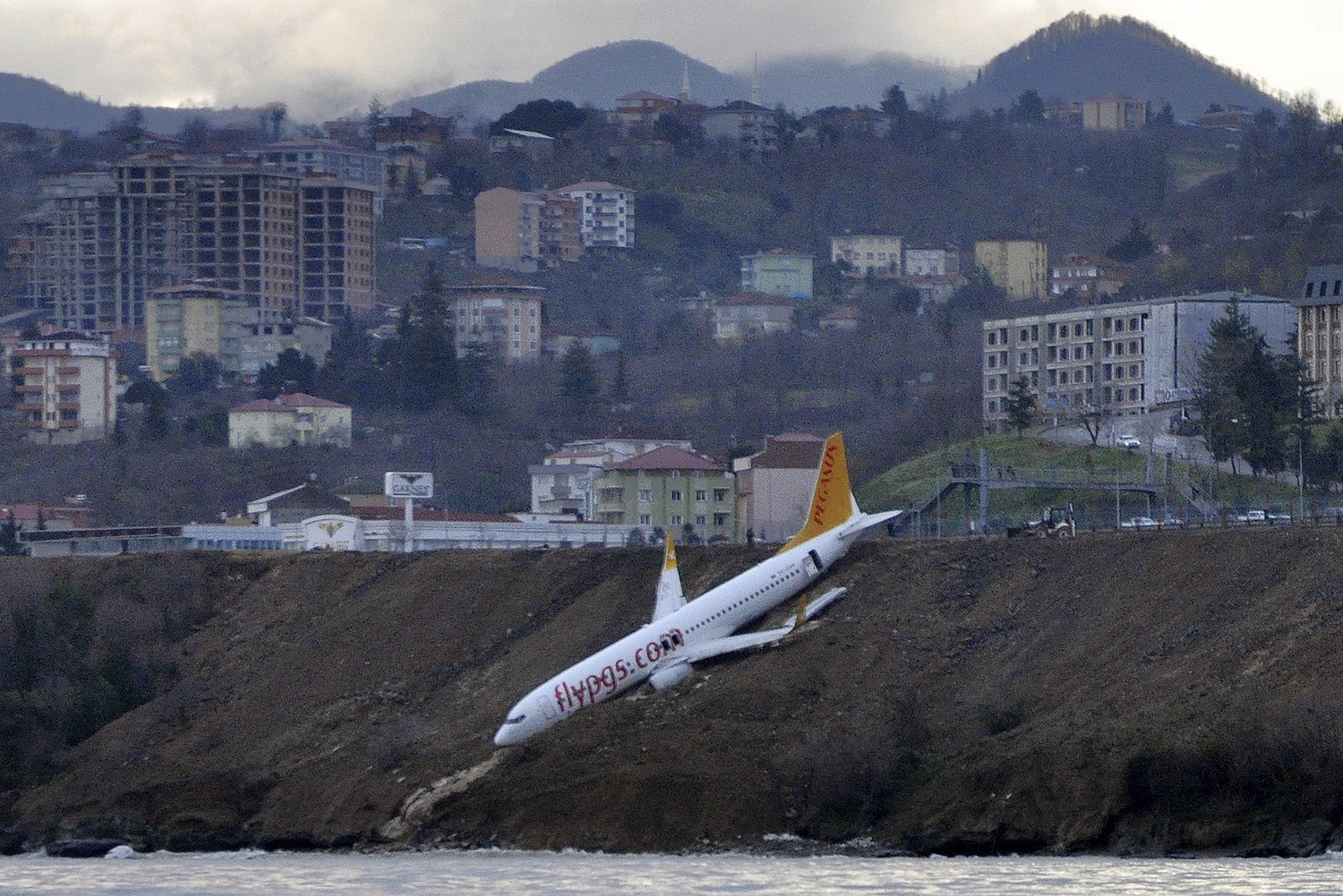 有線電視新聞網土耳其頻道(CNN Turk)播出的駭人影像顯示,這架飛機倒掛在山崖邊,相當危險。多安通訊社(Dogan)的影像則顯示,掛在崖邊的機身冒出黑煙。 有線電視新聞網土耳其頻道(CNN Turk)播出的駭人影像顯示,這架飛機倒掛在山崖邊,相當危險。多安通訊社(Dogan)的影像則顯示,掛在崖邊的機身冒出黑煙。