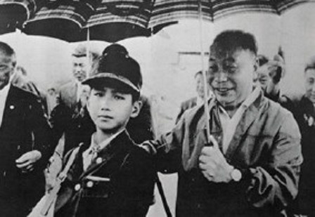 1970年七虎少棒隊衛冕失利,回台時蔣經國冒雨親自接機,還開心地替表情凝重的小球員李宗洲撐傘。 1970年七虎少棒隊衛冕失利,回台時蔣經國冒雨親自接機,還開心地替表情凝重的小球員李宗洲撐傘。