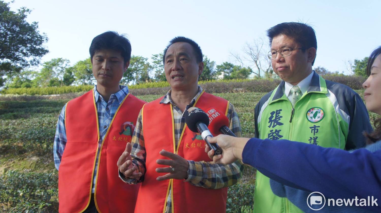 桃市府為了重現早年龍潭的茶鄉風情,選擇大北坑、三水、三和社區的13公頃茶園,在茶樹與茶樹間種植藍、白、鵝黃三色的魯冰花,預計今年3月間就會開花,花期大約2到3週。圖右起為桃園市議員張肇良,大北坑發展協會總幹事江增平、大北坑發展協會理事長陳嘉慶。 圖:陳奕/攝 桃市府為了重現早年龍潭的茶鄉風情,選擇大北坑、三水、三和社區的13公頃茶園,在茶樹與茶樹間種植藍、白、鵝黃三色的魯冰花,預計今年3月間就會開花,花期大約2到3週。圖右起為桃園市議員張肇良,大北坑發展協會總幹事江增平、大北坑發展協會理事長陳嘉慶。 圖:陳奕/攝