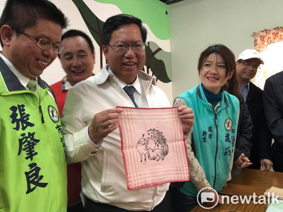 「花語寄情—2018戀戀魯冰花熱身種植活動」今(15)日在龍潭區三水水土保持戶外教室舉行,桃園市長鄭文燦體驗在地拓印課程。 圖:陳奕/攝 「花語寄情—2018戀戀魯冰花熱身種植活動」今(15)日在龍潭區三水水土保持戶外教室舉行,桃園市長鄭文燦體驗在地拓印課程。 圖:陳奕/攝