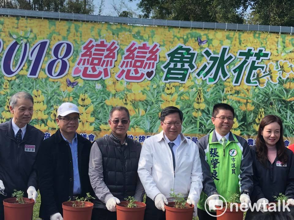 桃園市長鄭文燦今(15)日前往龍潭區三水水土保持戶外教室,出席「花語寄情—2018戀戀魯冰花熱身種植活動」,包括桃園市議員張肇良、市府副秘書長邱俊銘、農業局長郭承泉、客家局長蔣絜安、地稅局長林延文、龍潭區長鄧昱綵皆一同出席。 圖:陳奕/攝 桃園市長鄭文燦今(15)日前往龍潭區三水水土保持戶外教室,出席「花語寄情—2018戀戀魯冰花熱身種植活動」,包括桃園市議員張肇良、市府副秘書長邱俊銘、農業局長郭承泉、客家局長蔣絜安、地稅局長林延文、龍潭區長鄧昱綵皆一同出席。 圖:陳奕/攝