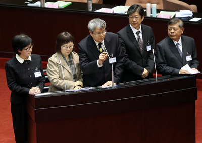 立法院全院委員會15日對監察院監察委員被提名人行使同意權資格審查及詢問,被提名監委楊芳玲(左起)、楊芳婉、陳師孟、蔡崇義、趙永清在議場答詢。 圖 : 中央社 立法院全院委員會15日對監察院監察委員被提名人行使同意權資格審查及詢問,被提名監委楊芳玲(左起)、楊芳婉、陳師孟、蔡崇義、趙永清在議場答詢。 圖 : 中央社