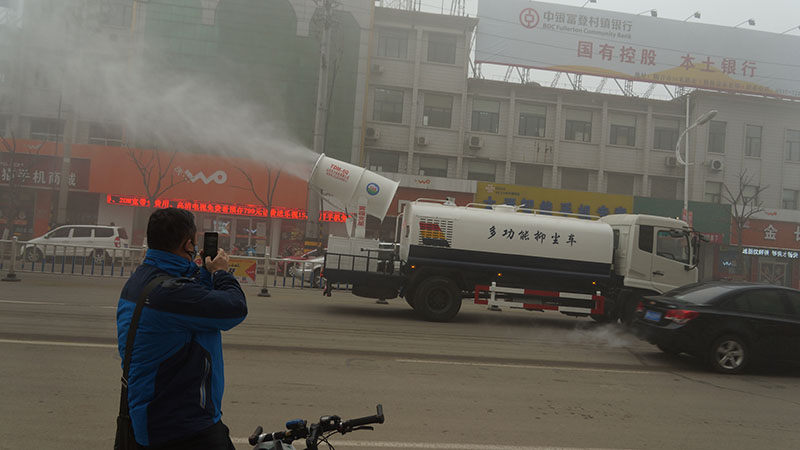 霧炮車是運用粉塵透過與水黏結而具結增大的原理,讓細小粉成沉降到地面,解決揚塵問題,但原本用來解決空氣汙染、霧霾問題的霧炮車,卻成為空氣品質數據造假的「利器」。 圖:取自山東華力機電公司網站 霧炮車是運用粉塵透過與水黏結而具結增大的原理,讓細小粉成沉降到地面,解決揚塵問題,但原本用來解決空氣汙染、霧霾問題的霧炮車,卻成為空氣品質數據造假的「利器」。 圖:取自山東華力機電公司網站