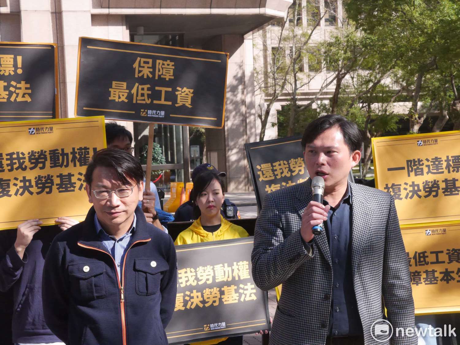 時力總召徐永明及立委黃國昌今(16)日早上赴內政部中選會送交公投第一階段連署書, 時力總召徐永明及立委黃國昌今(16)日早上赴內政部中選會送交公投第一階段連署書,