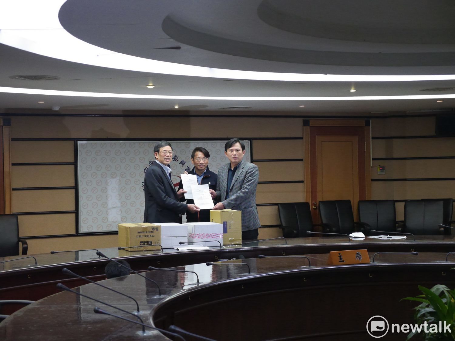 時力總召徐永明及立委黃國昌今(16)日早上赴內政部中選會送交公投第一階段連署書, 時力總召徐永明及立委黃國昌今(16)日早上赴內政部中選會送交公投第一階段連署書,