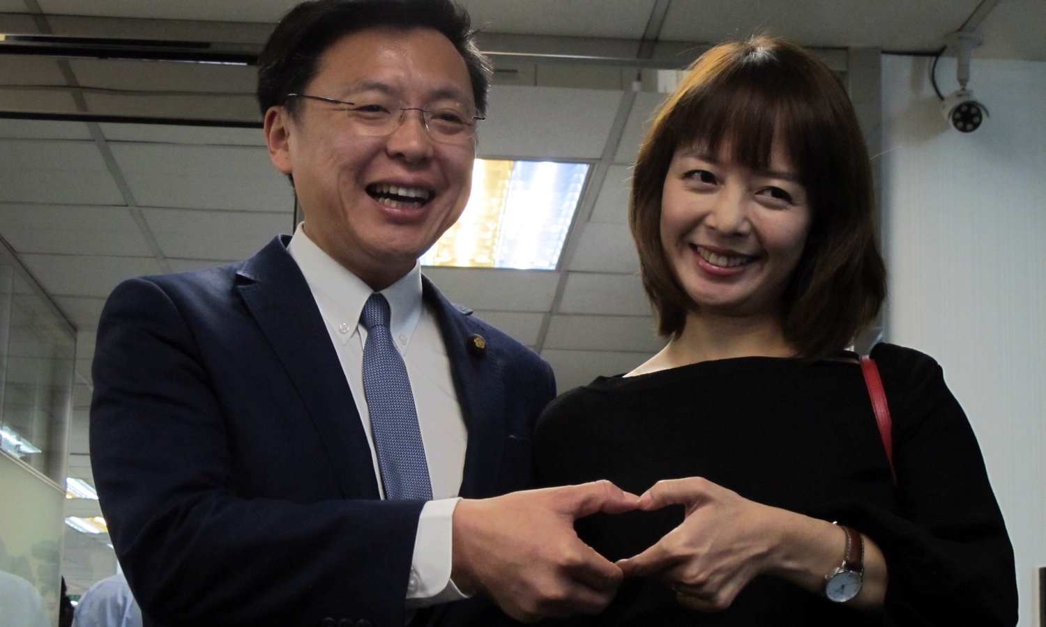 高雄市立委趙天麟16日與妻子前來民進黨中央登記參選高雄市長黨內初選。 高雄市立委趙天麟16日與妻子前來民進黨中央登記參選高雄市長黨內初選。