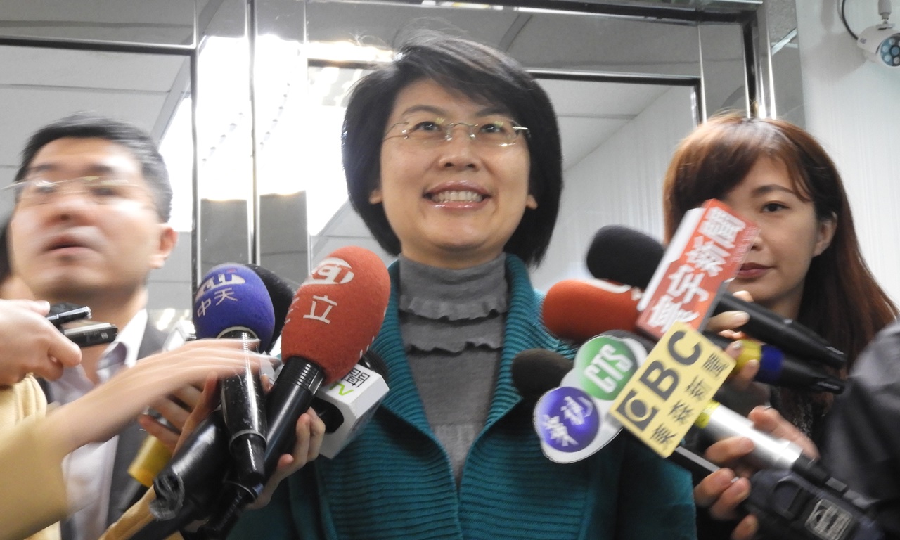 高雄市立委趙天麟16日與妻子前來民進黨中央登記參選高雄市長黨內初選。 高雄市立委趙天麟16日與妻子前來民進黨中央登記參選高雄市長黨內初選。