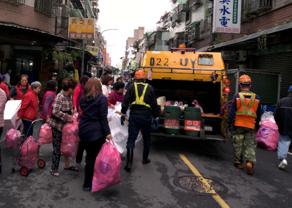 新北市小年夜、除夕各區清潔隊員將加班收運垃圾,而初一至初三則是停止收運垃圾。 新北市小年夜、除夕各區清潔隊員將加班收運垃圾,而初一至初三則是停止收運垃圾。