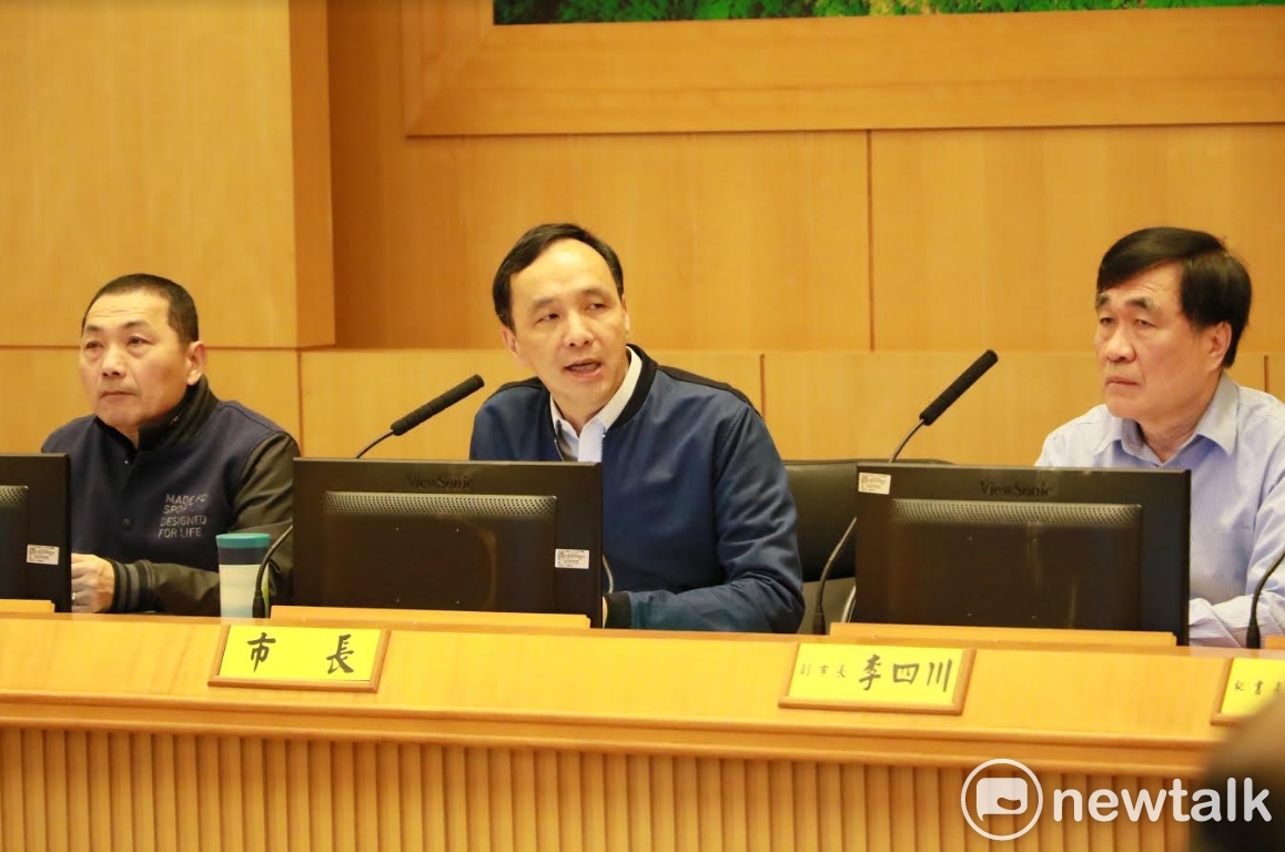 新北市長朱立倫今在市政會議宣示要透過「停發生煤許可」等七枝箭,2年內達成「減少一座燃煤電廠污染量」的目標。 圖:王峻昌/攝 新北市長朱立倫今在市政會議宣示要透過「停發生煤許可」等七枝箭,2年內達成「減少一座燃煤電廠污染量」的目標。 圖:王峻昌/攝