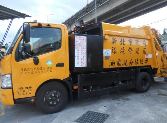 新北市創全國之先,導入2輛混合動力垃圾車示範運行。 圖:新北市環保局/提供 新北市創全國之先,導入2輛混合動力垃圾車示範運行。 圖:新北市環保局/提供