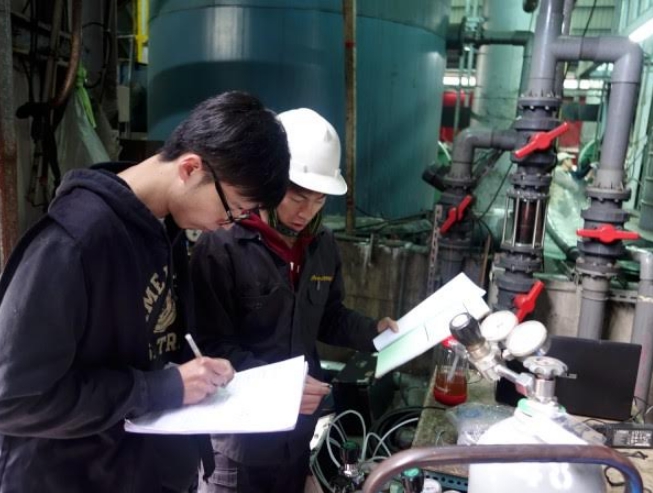 新北市環保局執行工廠檢測查核,現場確認檢測公司氣體鋼瓶是否符合規定。 圖:新北市環保局/提供 新北市環保局執行工廠檢測查核,現場確認檢測公司氣體鋼瓶是否符合規定。 圖:新北市環保局/提供