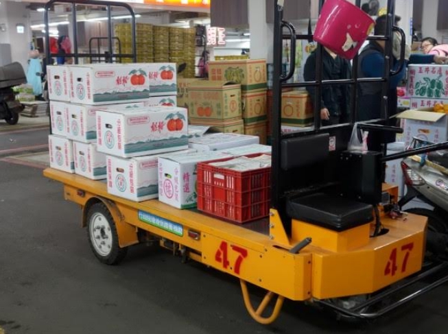 環保局引進電動蔬果運輸車,讓來往於果菜批發市場的市民也能享有好空氣。 圖:新北市環保局/提供 環保局引進電動蔬果運輸車,讓來往於果菜批發市場的市民也能享有好空氣。 圖:新北市環保局/提供