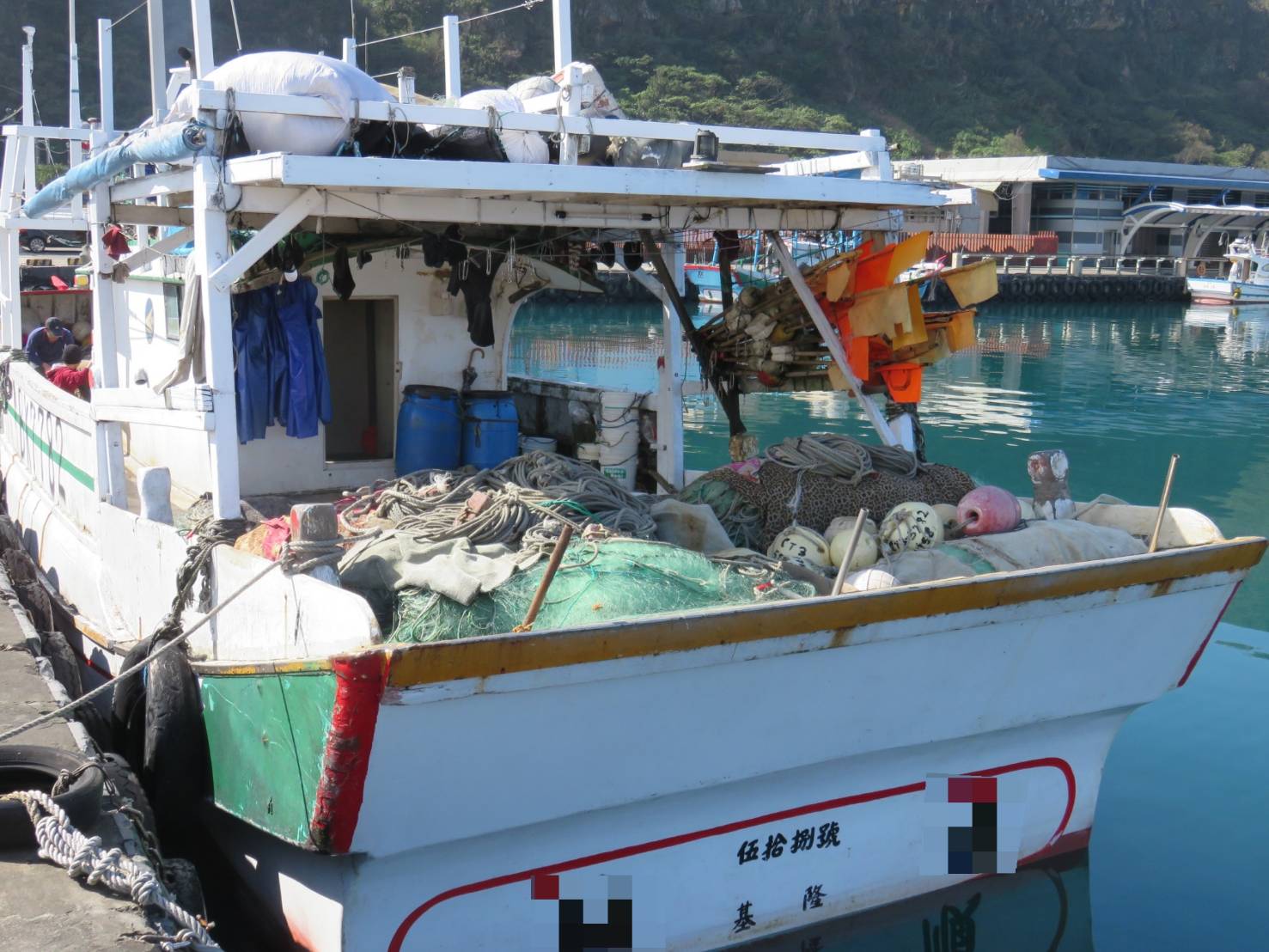 一艘八斗子藉刺網漁船違規在彭佳嶼近岸500公尺內,以底刺網環繞嶼作業,違法被逮。 一艘八斗子藉刺網漁船違規在彭佳嶼近岸500公尺內,以底刺網環繞嶼作業,違法被逮。