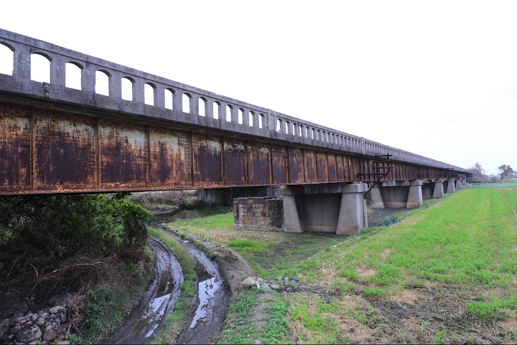 舊大安溪橋屬於「石工橋」型式,構造則為西元1920年代廣泛運用的鈑桁橋技術,橋墩表面石材均取自大安溪河床,石砌工法細緻。 舊大安溪橋屬於「石工橋」型式,構造則為西元1920年代廣泛運用的鈑桁橋技術,橋墩表面石材均取自大安溪河床,石砌工法細緻。