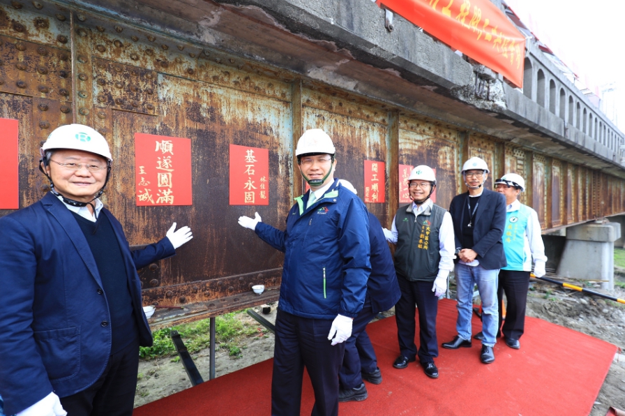 林佳龍以「基石永固」預祝舊大安溪橋修復暨再利用工程順利。 圖:取自台中市政府官網 林佳龍以「基石永固」預祝舊大安溪橋修復暨再利用工程順利。 圖:取自台中市政府官網