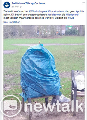 荷蘭一處公園近日出現一位用垃圾袋包住全身的怪異人士,堤堡警方接到大量報案電話後在社群媒體上解釋此人是尋求庇護失利的難民,但拒絕任何協助。 圖:翻攝堤堡警局臉書 荷蘭一處公園近日出現一位用垃圾袋包住全身的怪異人士,堤堡警方接到大量報案電話後在社群媒體上解釋此人是尋求庇護失利的難民,但拒絕任何協助。 圖:翻攝堤堡警局臉書