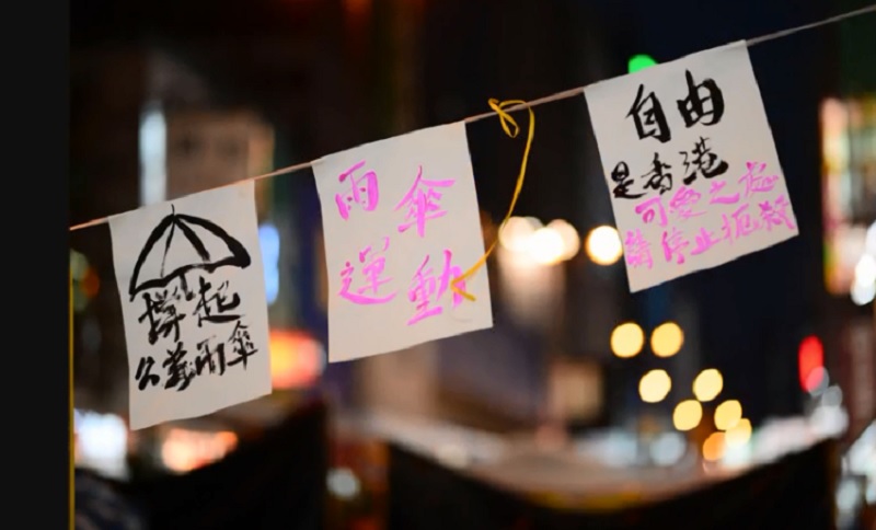 香港2014年9月26日至12月15日發生的一系列爭取真普選的公民抗命行動,被稱為雨傘運動。 圖:翻攝youtube 香港2014年9月26日至12月15日發生的一系列爭取真普選的公民抗命行動,被稱為雨傘運動。 圖:翻攝youtube