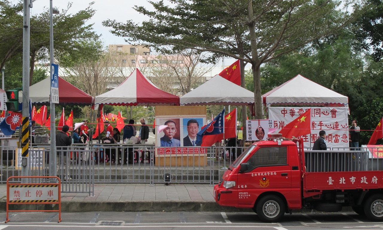 愛國同心會先前到民進黨中央表達支持一國兩制態度。圖:林朝億/攝 愛國同心會先前到民進黨中央表達支持一國兩制態度。圖:林朝億/攝