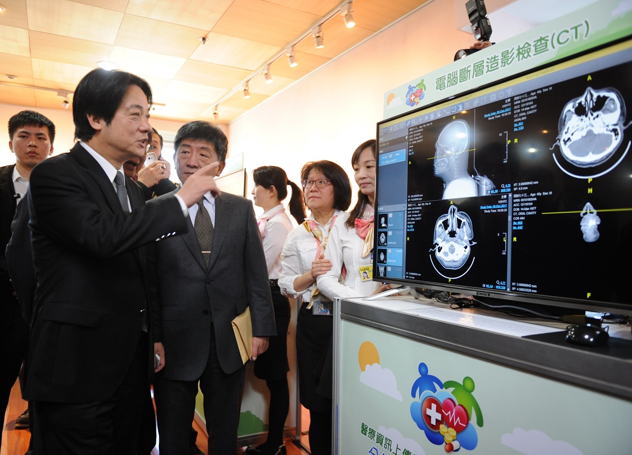行政院長賴清德今(17)日表示,醫療資訊上傳與分享,不僅可以節省健保費用,也產生許多醫療服務的效益。 圖:行政院/提供 行政院長賴清德今(17)日表示,醫療資訊上傳與分享,不僅可以節省健保費用,也產生許多醫療服務的效益。 圖:行政院/提供
