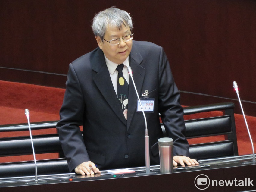 陳師孟今天接受寶島聯播網廣播節目主持人簡余晏專訪。黃煌雄被提名擔任促轉會主委,外界出現反彈聲浪,甚至有人質疑,為爭取續任監委,黃煌雄在時任檢察總長黃世銘彈劾案中放水。陳師孟指出,他要稍微替黃煌雄辯解一下,依監院規定,彈劾案最多可以提兩次,第一次不過,可以提第二次,但兩次審查會的審查委員是完全不同的人。(資料照片) 陳師孟今天接受寶島聯播網廣播節目主持人簡余晏專訪。黃煌雄被提名擔任促轉會主委,外界出現反彈聲浪,甚至有人質疑,為爭取續任監委,黃煌雄在時任檢察總長黃世銘彈劾案中放水。陳師孟指出,他要稍微替黃煌雄辯解一下,依監院規定,彈劾案最多可以提兩次,第一次不過,可以提第二次,但兩次審查會的審查委員是完全不同的人。(資料照片)