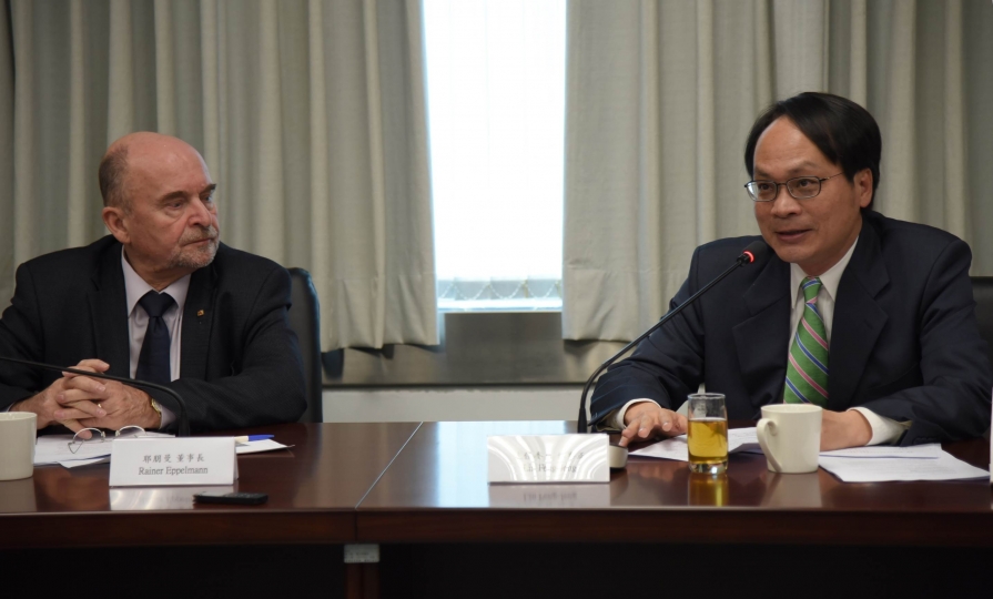 德國「聯邦專責處理東德社會統一黨獨裁政權基金會」董事長耶朋曼(左)一行3人今(17)日拜會黨產會主委林峯正(右)。 德國「聯邦專責處理東德社會統一黨獨裁政權基金會」董事長耶朋曼(左)一行3人今(17)日拜會黨產會主委林峯正(右)。