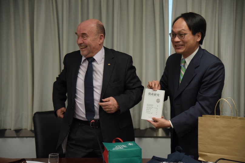 德國「聯邦專責處理東德社會統一黨獨裁政權基金會」董事長耶朋曼(左)一行3人今(17)日拜會黨產會主委林峯正(右)。 德國「聯邦專責處理東德社會統一黨獨裁政權基金會」董事長耶朋曼(左)一行3人今(17)日拜會黨產會主委林峯正(右)。