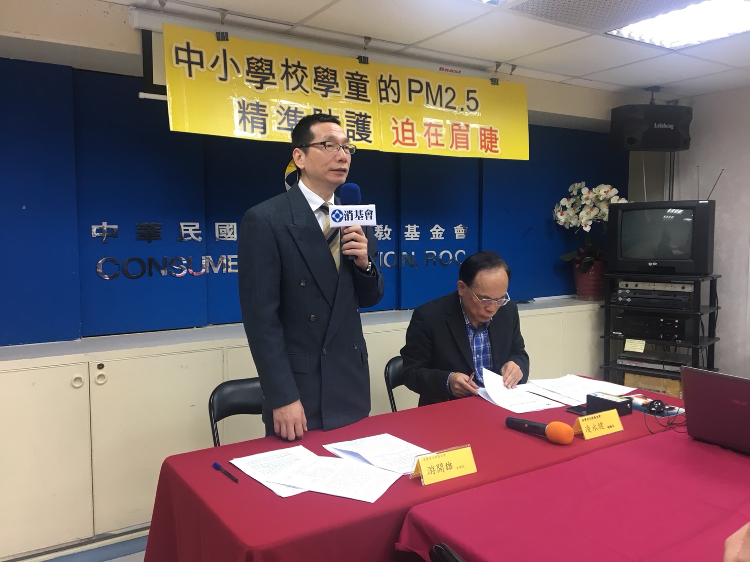 消基會指出,環保署空氣品質指標值(AQI)的PM2.5採「移動平均值」,預測性功能不足,可能耽誤警示。消基會解釋,根據桃園市的實驗,發現自然通風的室內空氣,PM2.5濃度會於2分鐘內快速升到與戶外相當;如果不能第一時間得知戶外濃度,學童可能暴露在高風險中,而回到室內也無法降低風險,顯現預測功能的重要性與AQI的警示不足。 圖 : 消基會 / 提供 消基會指出,環保署空氣品質指標值(AQI)的PM2.5採「移動平均值」,預測性功能不足,可能耽誤警示。消基會解釋,根據桃園市的實驗,發現自然通風的室內空氣,PM2.5濃度會於2分鐘內快速升到與戶外相當;如果不能第一時間得知戶外濃度,學童可能暴露在高風險中,而回到室內也無法降低風險,顯現預測功能的重要性與AQI的警示不足。 圖 : 消基會 / 提供