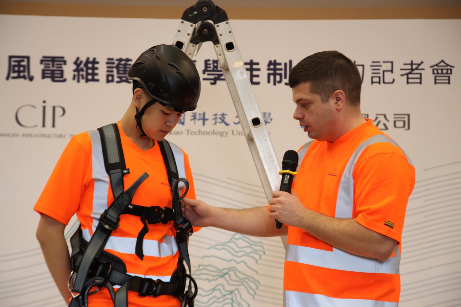 具有10年維運經驗的CIP Morten仔細向學生解說維運使用之背負式安全吊帶。 圖:哥本哈根基礎建設基金/提供 具有10年維運經驗的CIP Morten仔細向學生解說維運使用之背負式安全吊帶。 圖:哥本哈根基礎建設基金/提供