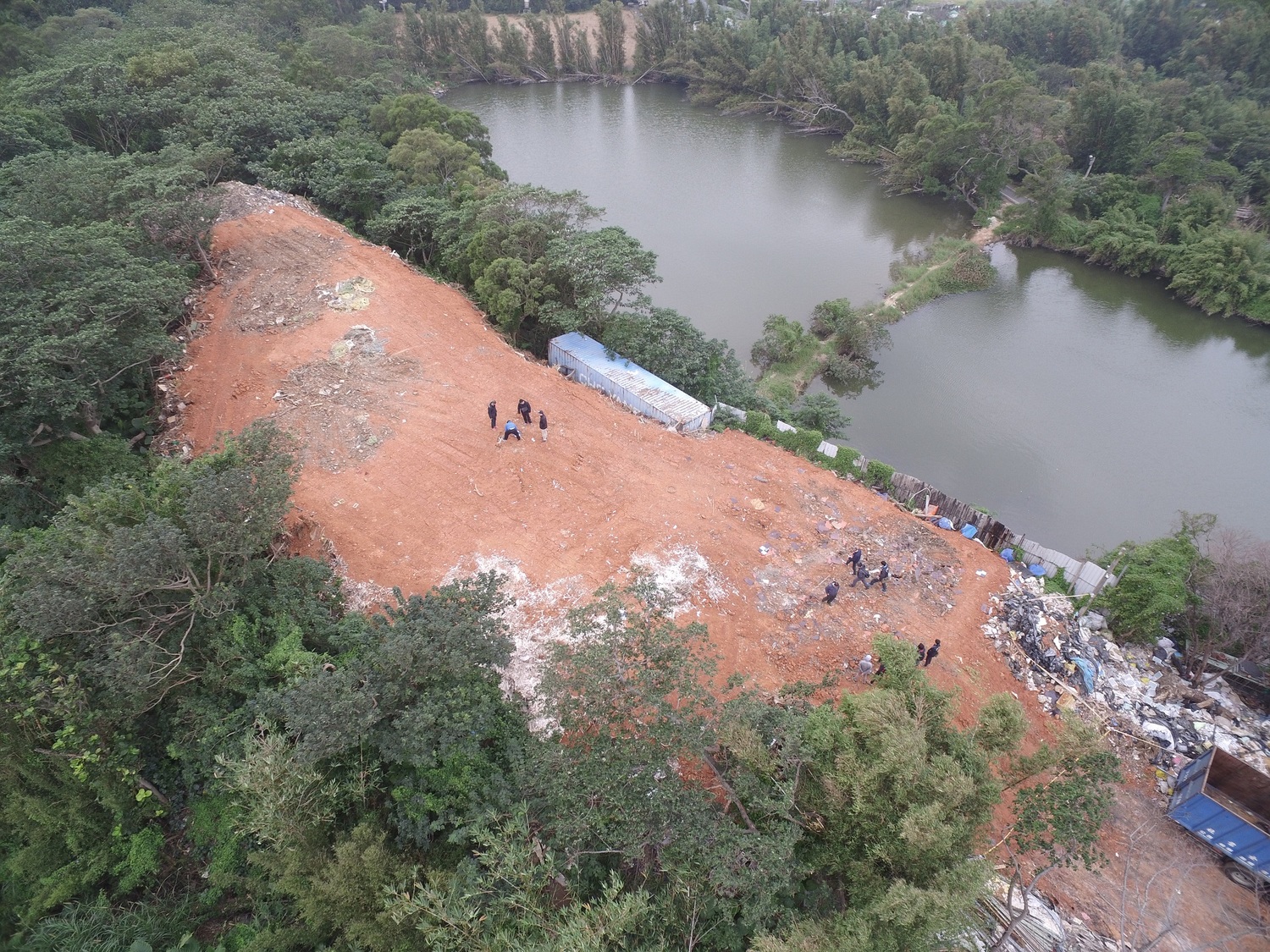 非法棄置掩埋場址空拍畫面。 圖:環保署/提供 非法棄置掩埋場址空拍畫面。 圖:環保署/提供