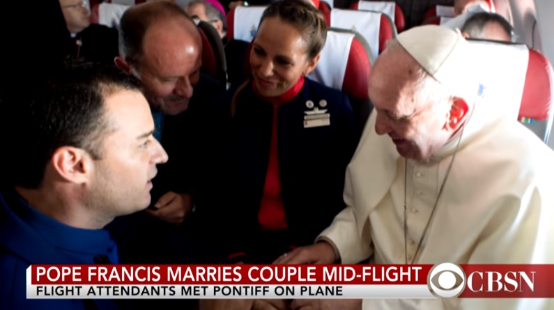 教宗方濟各(Pope Francis)18日搭乘智利南美航空(LATAMChile)班機途中,在空中為2位空服員證婚。 圖:翻攝CBSN畫面 教宗方濟各(Pope Francis)18日搭乘智利南美航空(LATAMChile)班機途中,在空中為2位空服員證婚。 圖:翻攝CBSN畫面