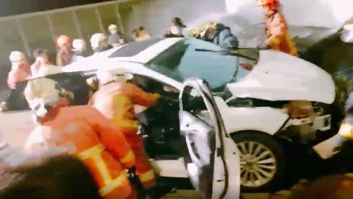 BMW疑超車失控衝撞起火,駕駛慘遭燒死車內,同行乘客幸運逃生。 BMW疑超車失控衝撞起火,駕駛慘遭燒死車內,同行乘客幸運逃生。