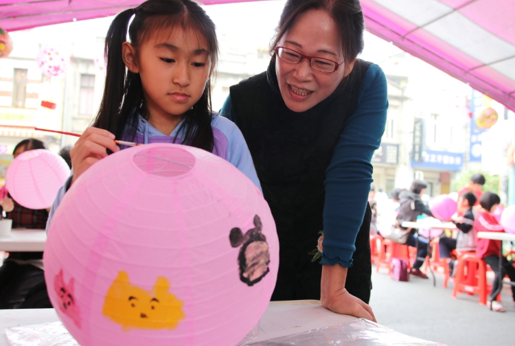 大人帶小孩一同彩繪燈籠。 圖:斗六市公所/提供 大人帶小孩一同彩繪燈籠。 圖:斗六市公所/提供