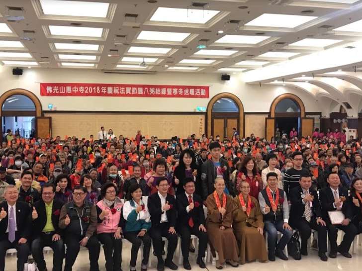 佛光山惠中寺與佛光山慈悲社會福利基金會今(20)日舉辦「法寶節祈福法會暨寒冬送暖活動」。 圖:台中市政府/提供 佛光山惠中寺與佛光山慈悲社會福利基金會今(20)日舉辦「法寶節祈福法會暨寒冬送暖活動」。 圖:台中市政府/提供