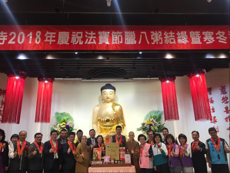 佛光山惠中寺與佛光山慈悲社會福利基金會今(20)日舉辦「法寶節祈福法會暨寒冬送暖活動」。 圖:台中市政府/提供 佛光山惠中寺與佛光山慈悲社會福利基金會今(20)日舉辦「法寶節祈福法會暨寒冬送暖活動」。 圖:台中市政府/提供