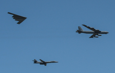 因應西太平洋的情勢,美軍調派精銳轟炸機B-2(左起)、B-1B與B-52H進駐關島。圖同型機。 圖 : 取自美國空軍官網 因應西太平洋的情勢,美軍調派精銳轟炸機B-2(左起)、B-1B與B-52H進駐關島。圖同型機。 圖 : 取自美國空軍官網