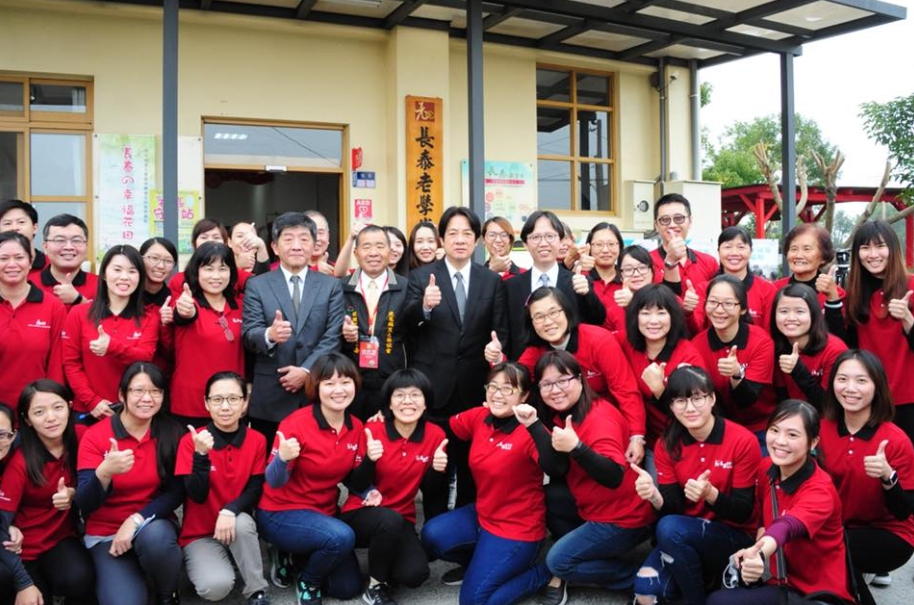 行政院長賴清德今(20)日率行政團隊至雲林縣福興宮與天后官參拜祈福、參訪「長泰老學堂」日間照顧中心,並視察濁水溪揚塵防制情形。 圖:取自賴清德臉書 行政院長賴清德今(20)日率行政團隊至雲林縣福興宮與天后官參拜祈福、參訪「長泰老學堂」日間照顧中心,並視察濁水溪揚塵防制情形。 圖:取自賴清德臉書