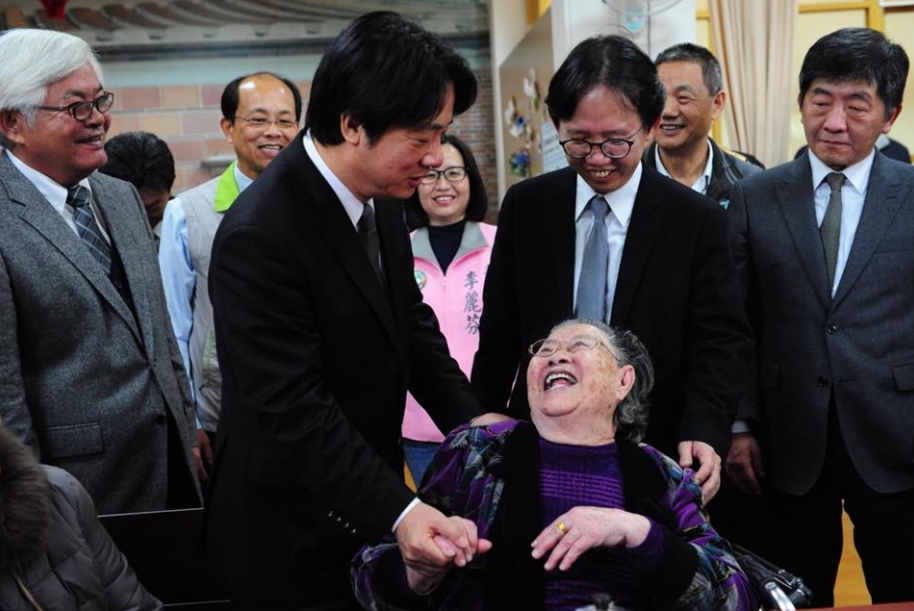 賴清德表示,過去長照從業人員薪資偏低,起薪提高至32,000元,並考量推動證照制度,使資深或專業人員可獲得較高報酬,為台灣長照制度留住更多人才。 圖:取自賴清德臉書 賴清德表示,過去長照從業人員薪資偏低,起薪提高至32,000元,並考量推動證照制度,使資深或專業人員可獲得較高報酬,為台灣長照制度留住更多人才。 圖:取自賴清德臉書