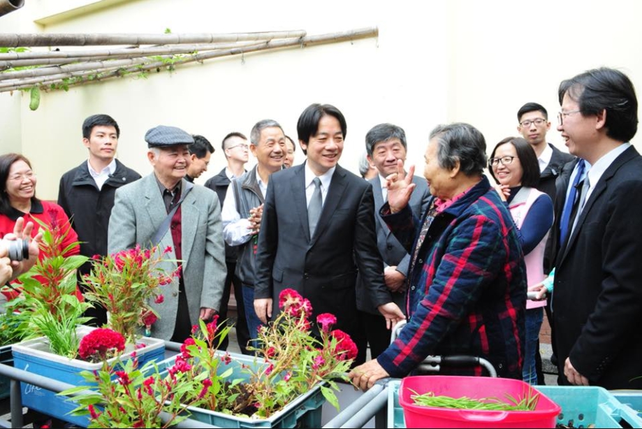 賴清德指出,濁水溪的揚塵問題存在已久且相當嚴重,因此行政院成立跨部會專案小組,納入經濟部水利署、農委會及環保署等,提出水覆蓋工法、綠覆蓋工法及其他覆蓋工法。 圖:取自賴清德臉書 賴清德指出,濁水溪的揚塵問題存在已久且相當嚴重,因此行政院成立跨部會專案小組,納入經濟部水利署、農委會及環保署等,提出水覆蓋工法、綠覆蓋工法及其他覆蓋工法。 圖:取自賴清德臉書