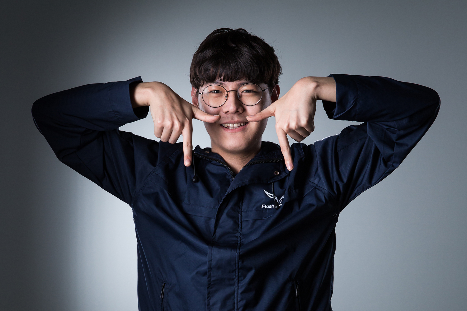 FW打野選手MooJin擺出了俏皮的「TT」手勢。 圖:翻攝自 Garena eSports flickr FW打野選手MooJin擺出了俏皮的「TT」手勢。 圖:翻攝自 Garena eSports flickr