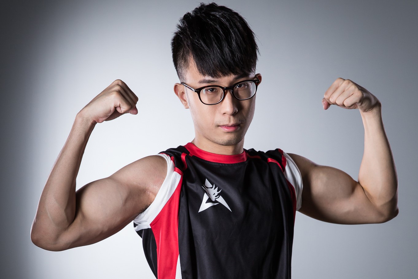 HKA的中路選手Chawy展現出超棒的身材。 圖:翻攝自 Garena eSports flickr HKA的中路選手Chawy展現出超棒的身材。 圖:翻攝自 Garena eSports flickr