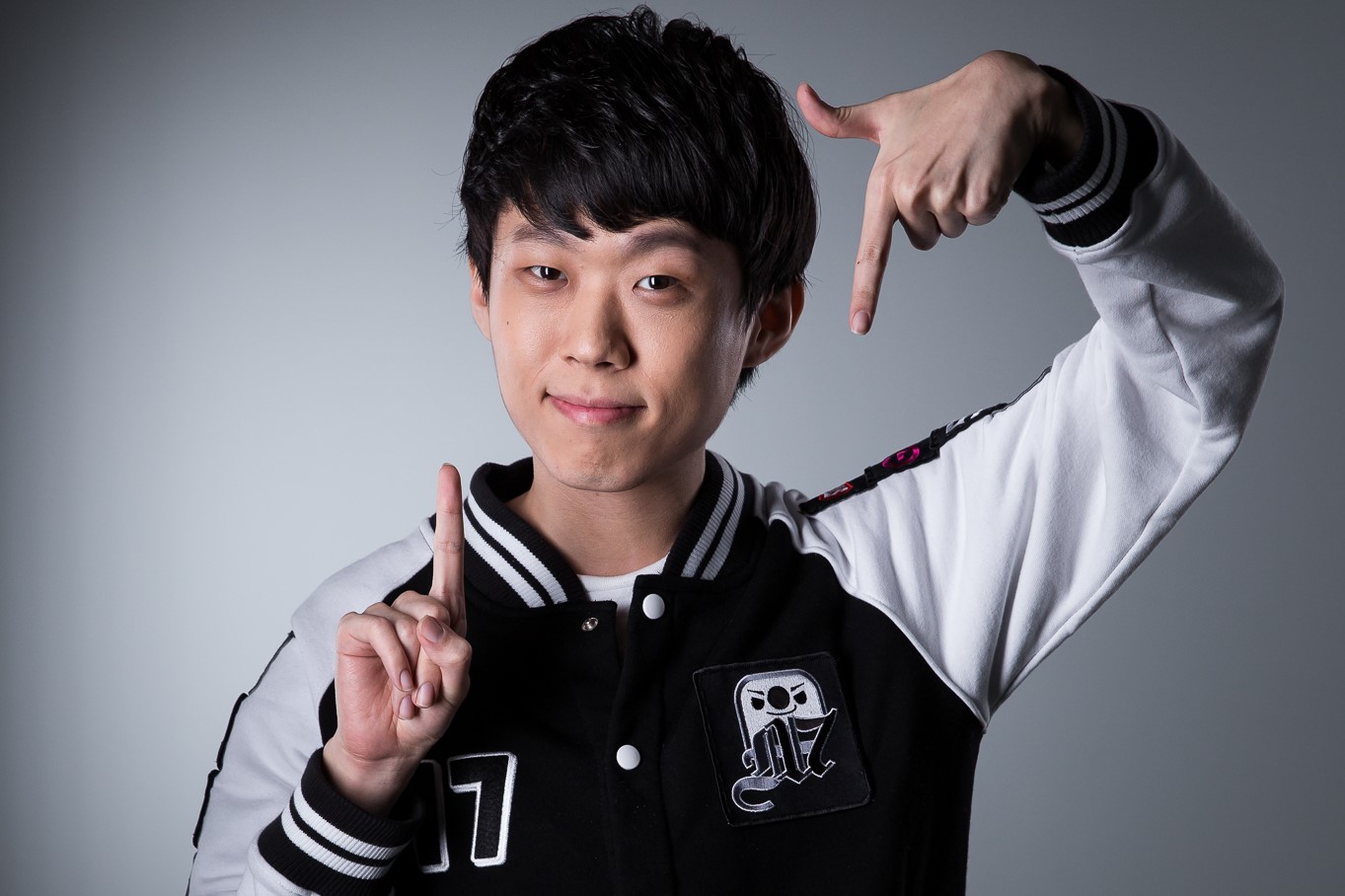 M17的打野選手Move俏皮地以手勢表現出17。 圖:翻攝自 Garena eSports flickr M17的打野選手Move俏皮地以手勢表現出17。 圖:翻攝自 Garena eSports flickr