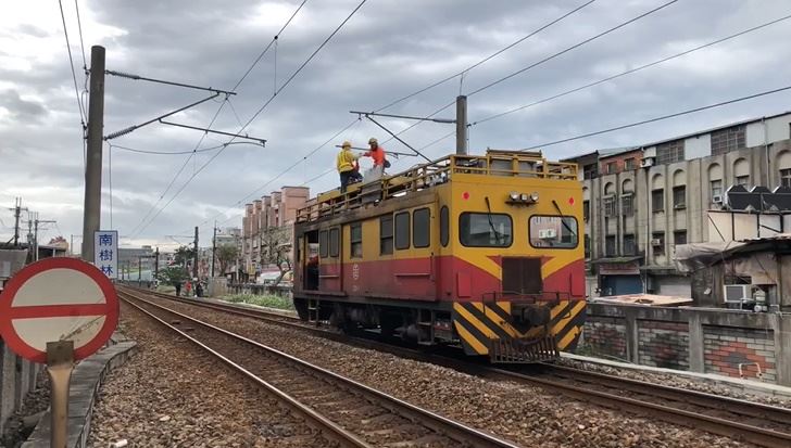 台鐵山佳站北邊西正線電車線斷落,台鐵局已啓動緊急應變機制。 (圖取自fun臺鐵臉書粉絲專頁www.facebook.com/railway.gov.tw) 台鐵山佳站北邊西正線電車線斷落,台鐵局已啓動緊急應變機制。 (圖取自fun臺鐵臉書粉絲專頁www.facebook.com/railway.gov.tw)