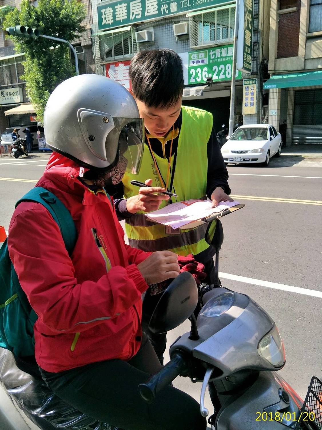 環保局人員在街上進行攔檢並宣導停車怠速熄火。 圖 : 高雄市政府 / 提供 環保局人員在街上進行攔檢並宣導停車怠速熄火。 圖 : 高雄市政府 / 提供