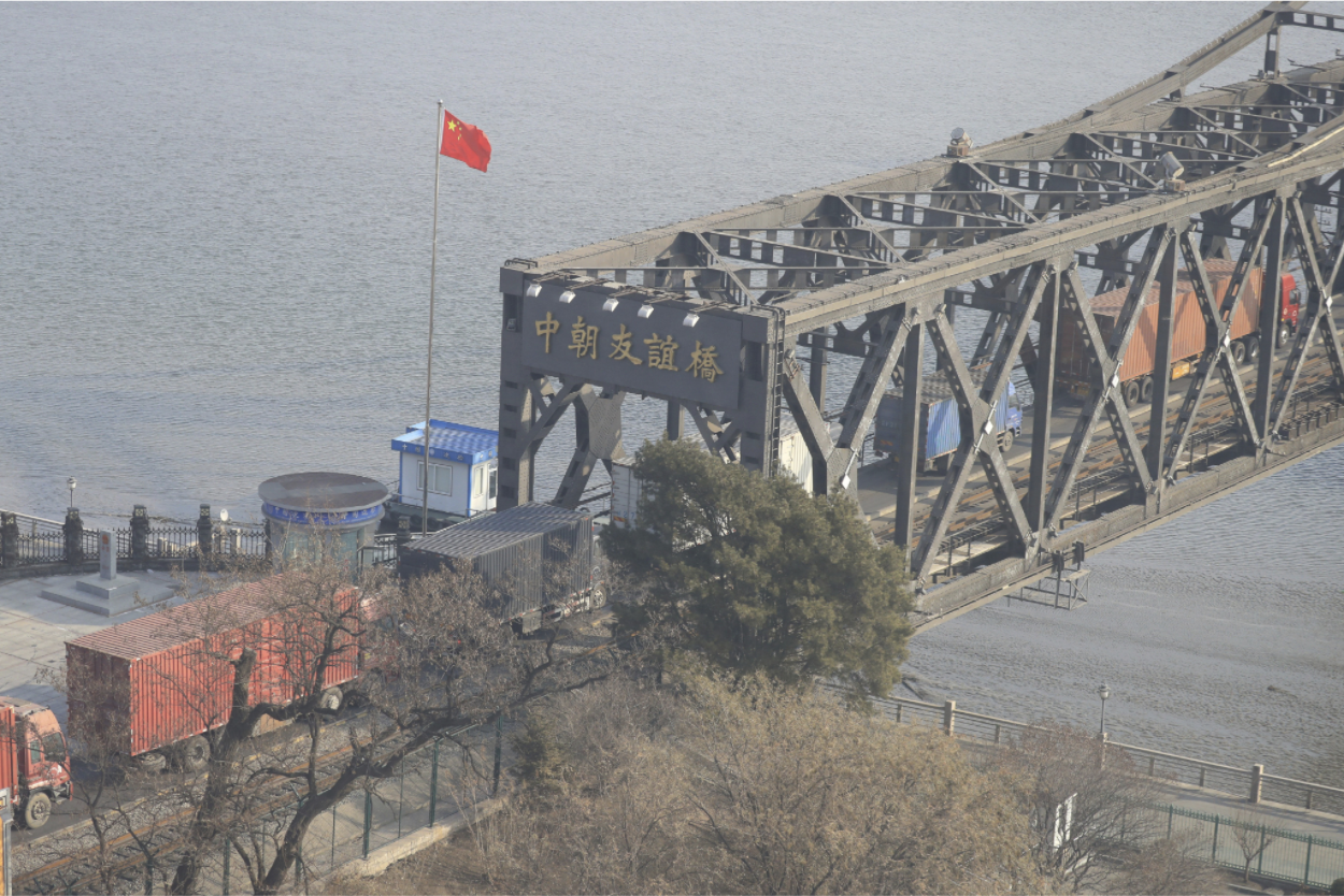 丹東是中國與北韓貿易的主要邊境城市,圖為連結兩國的中朝友誼橋。 圖:達志影像/美聯社 丹東是中國與北韓貿易的主要邊境城市,圖為連結兩國的中朝友誼橋。 圖:達志影像/美聯社